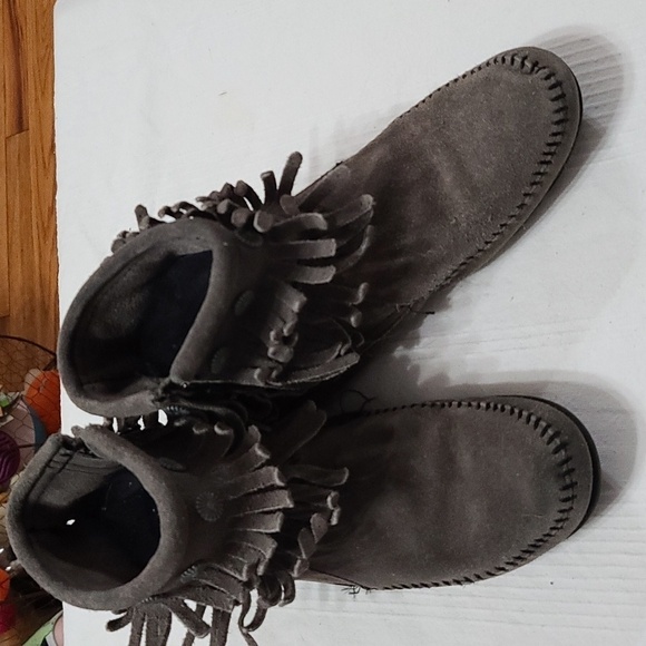 Minnetonka Gray Suede Ankle Booties Moccasins Womens Fringed Zips Sz 7 GUC - Picture 11 of 11